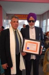 Ravinder Ravi presenting IAPAA AWARD to Canadian Punjabi poet Manjit Meet Surrey, BC, Canada -2010